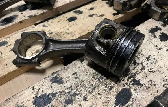 Volkswagen Touran I Piston with connecting rod