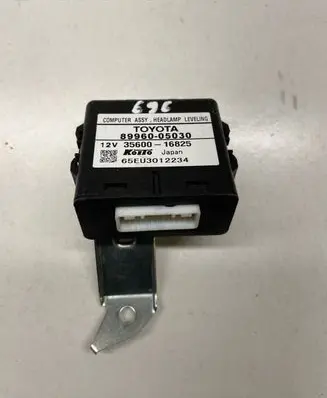 Toyota Avensis T250 Light module LCM 8996005030
