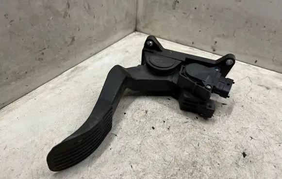 Accelerator throttle pedal