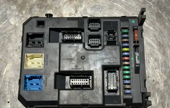 Citroen C3 Picasso Fuse module 9664983180