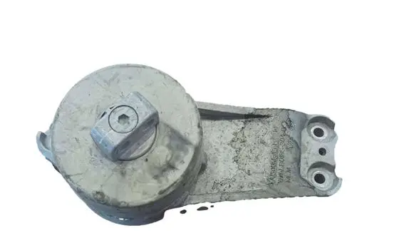 Engine mount vacuum valve