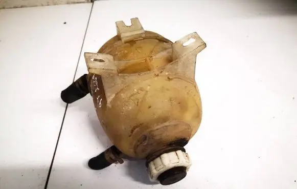 Windshield washer fluid reservoir/tank