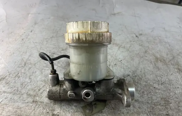 Mitsubishi Pajero Sport I Master brake cylinder