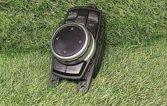 Head unit multimedia control