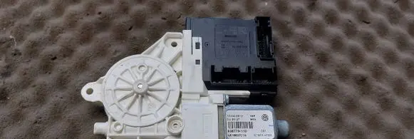 Volkswagen Jetta VI Front door window regulator motor 3C0959793C