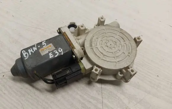 BMW 5 E39 Rear door window regulator motor 007006002 9030143 360512