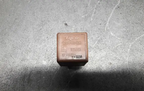 Opel Corsa C Fuel pump relay v23134-a52-x243