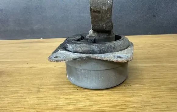 Opel Insignia A Engine mount bracket 13322171