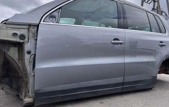 Volkswagen Tiguan Front door