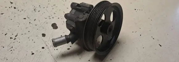 Opel Insignia A Power steering pump 55563329