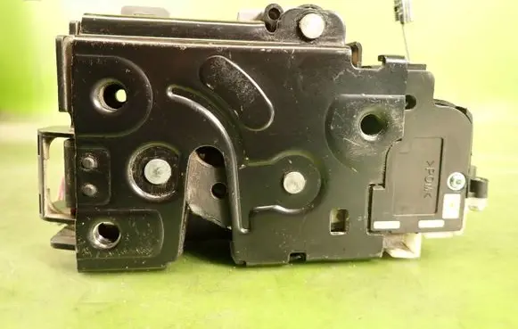 Volkswagen New Beetle Front door lock
