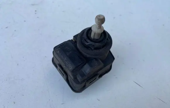 Headlight level adjustment motor