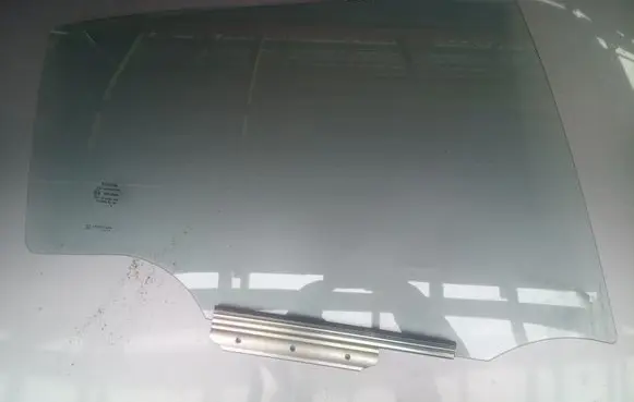 Toyota Yaris Rear door window glass