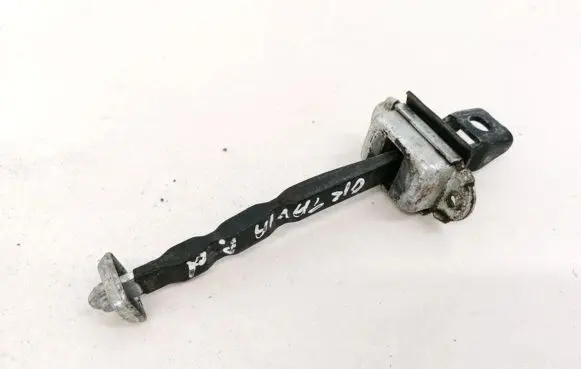 Skoda Octavia Mk2 (1Z) Rear door check strap stopper