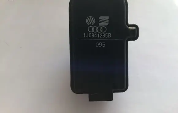 Volkswagen Golf IV Headlight level adjustment motor 1J0941295B