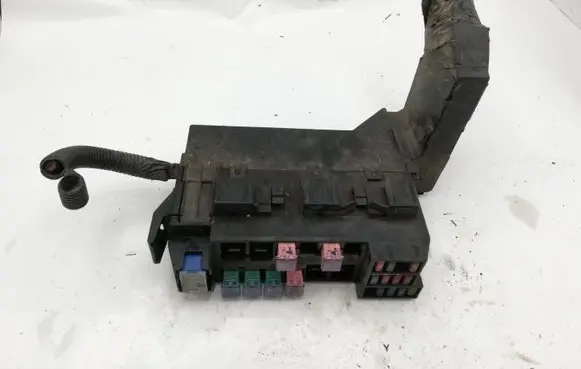 Nissan X-Trail T30 Fuse module 71545078 24381AU000 72545078