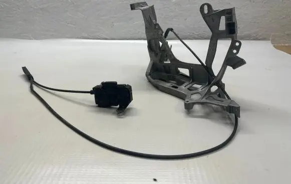 Mercedes-Benz C W205 Headlight/headlamp mounting bracket A2056221700