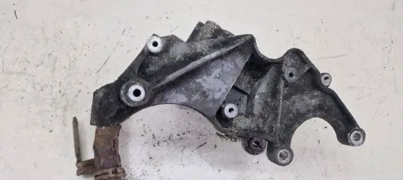Engine mounting bracket