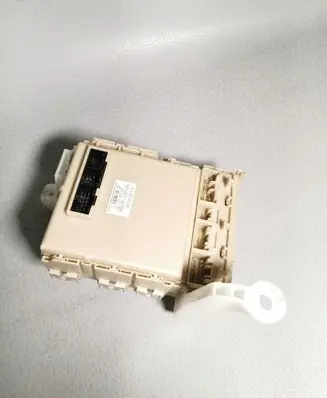 Toyota Avensis T270 Fuse module 8273005C80 391014F26