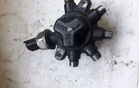 Ford Mondeo Mk III Fuel distributor 