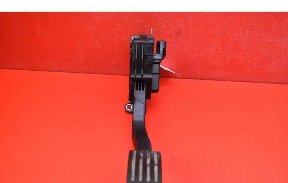 Accelerator throttle pedal