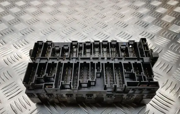 Volkswagen PASSAT B4 Fuse module 357937039