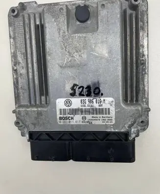 Volkswagen Golf V Engine control unit/module 0281011617