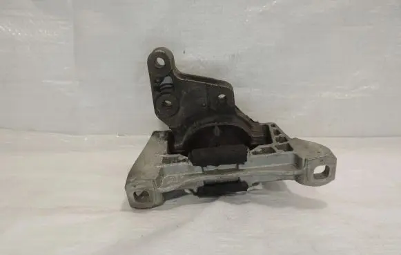 Engine mount vacuum valve