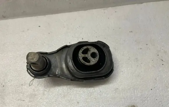 Engine mount vacuum valve
