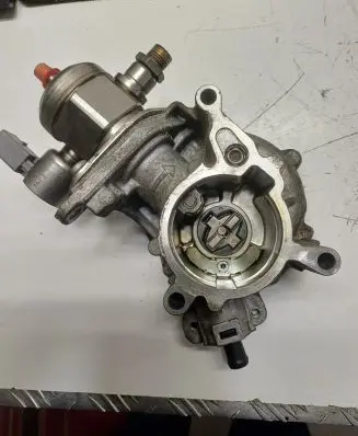 Audi A4 S4 B8 8K Vacuum pump 06J145100B 06H127025N