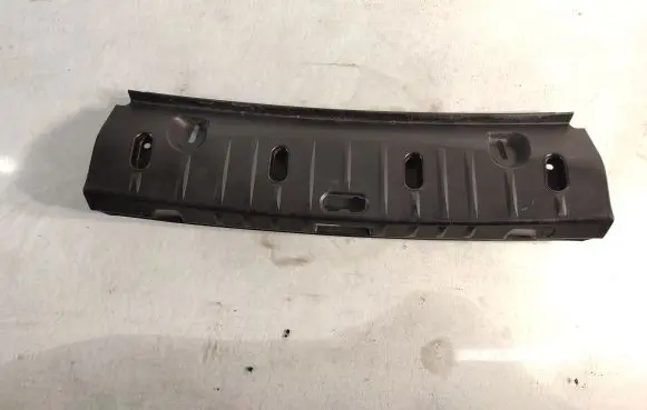 Trunk/boot sill cover protection