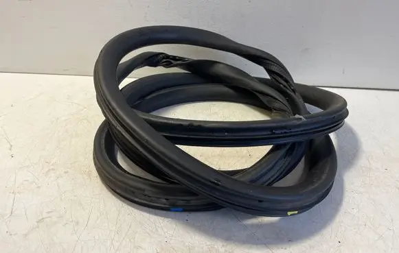 Opel Vivaro Front door rubber seal 9806514880
