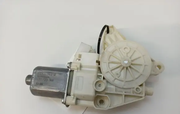 Mercedes-Benz E W212 Front door window regulator motor A2129066702 0130822636
