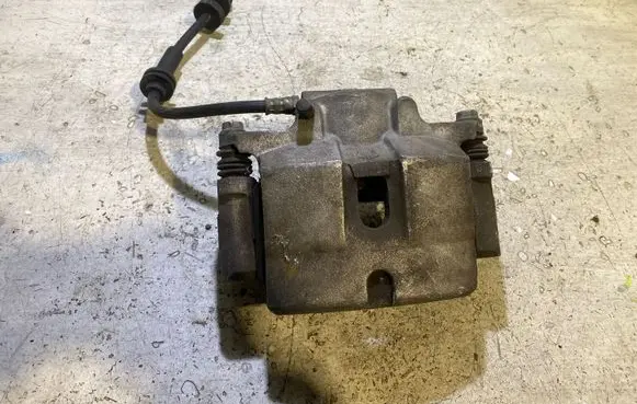 Chrysler 200 Front brake caliper