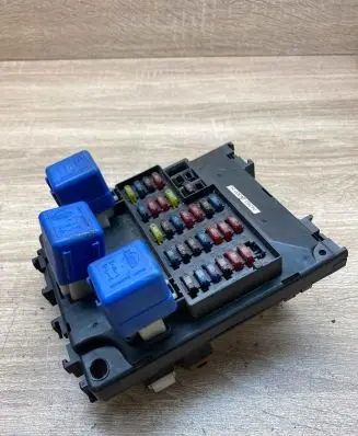 Nissan Almera Fuse module 243502N300H 06892N39D06