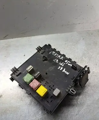 Opel Vectra C Fuse module 13189921