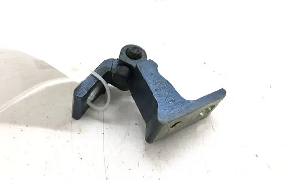 Volkswagen PASSAT B8 Front door upper hinge 8X0831404E