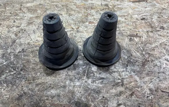 Toyota Land Cruiser (J120) Coil spring mount 