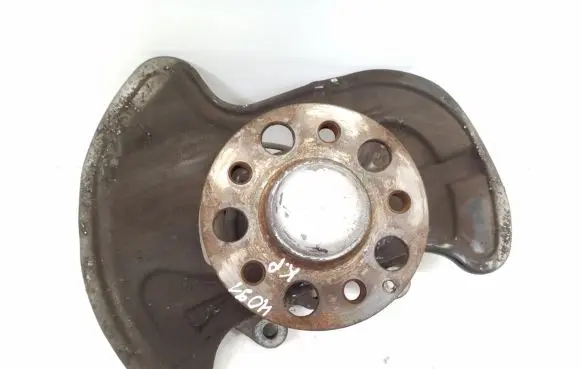 Mercedes-Benz E C207 W207 Front wheel hub A2043320101