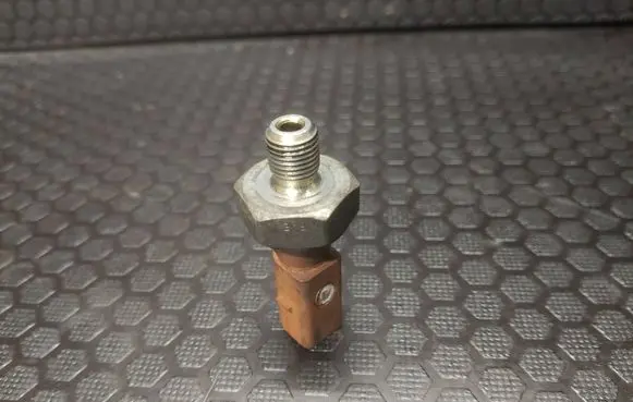Volkswagen PASSAT CC Oil pressure sensor FAE12890 H01070