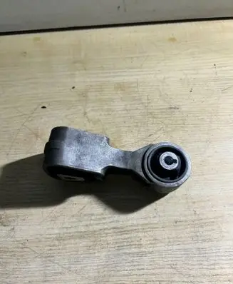 Engine mount bracket