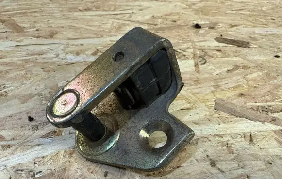 Ford Focus Front door lock loop/hook striker 96BGF21982AJ