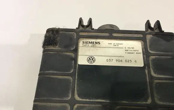 Volkswagen PASSAT B4 Engine control unit/module 037906025G 5WP4203
