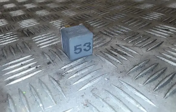 Volkswagen PASSAT B3 Other relay 4RA00351029