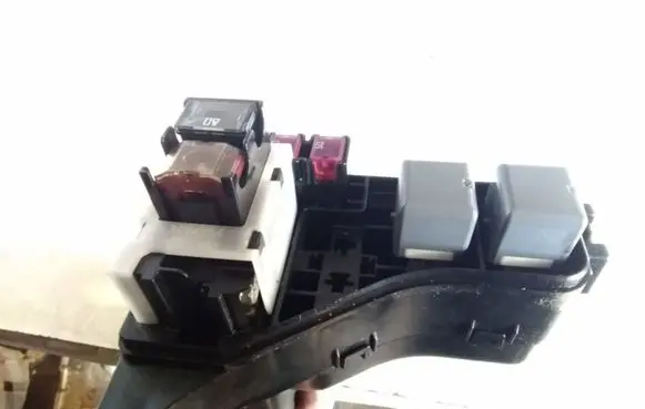 Toyota Avensis T250 Relay mounting block 