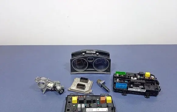 Opel Zafira B Engine control unit/module ECU 12992406