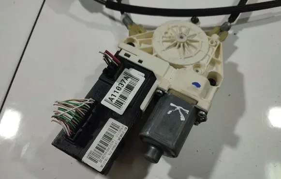 Renault Laguna III Front door window regulator motor 978403101