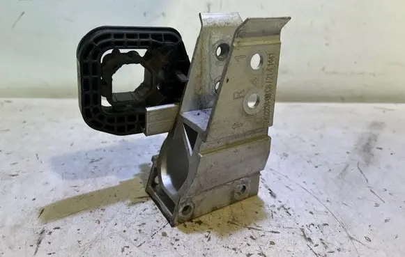 BMW 4 G22 G23 G24 G26 Radiator mount bracket 7422234 82141441 2141441