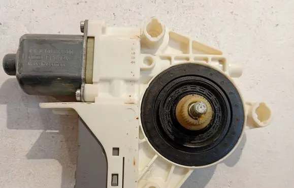 Peugeot 407 Rear door window regulator motor 0130822200