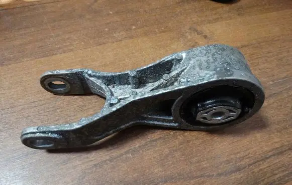 Porsche Cayenne (9Y0 9Y3) Engine mount bracket